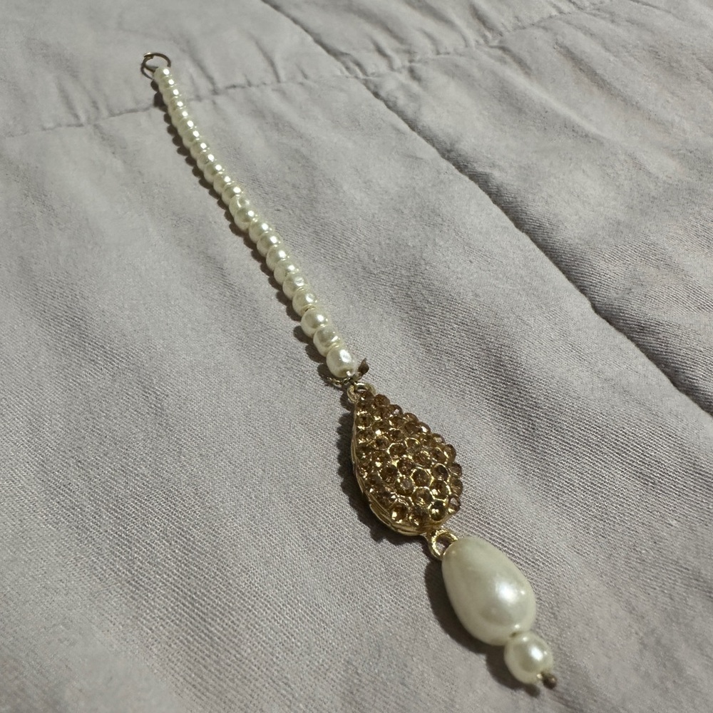Elegant Gold and Pearl Women's Jewelry